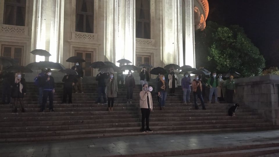 ქუთაისში  სამოქალაქო აქტივისტებმა ოპოზიციის აქციის დარბევა  გააპროტესტეს