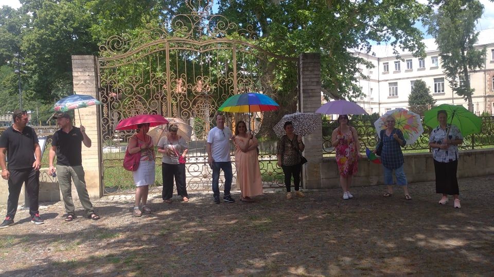 “ჩვენ ვარსებობთ ტურიზმით! – გიდების აქცია ქოლგებით რამდენიმე ქალაქში ერთდროულად გაიმართა