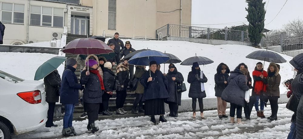 ქუთაისში სამკერვალო კომპანია “ქუთექსის” ყოფილი თანამშრომლები სახელფასო დავალიანებას ითხოვენ