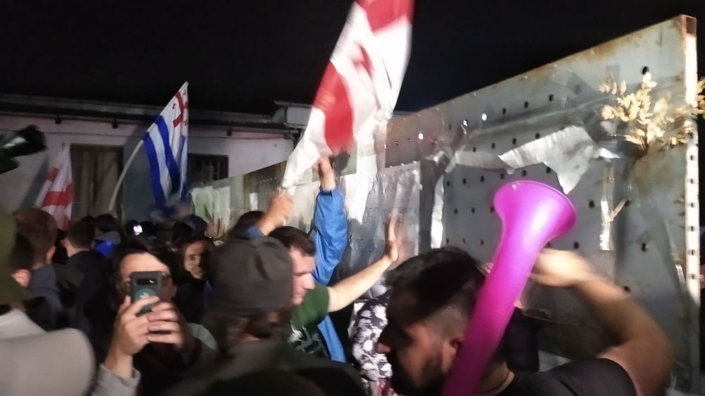 პოლიციამ გუმათჰესთან აღმართული რკინის ჯებირების დაზიანების ფაქტზე გამოძიება დაიწყო