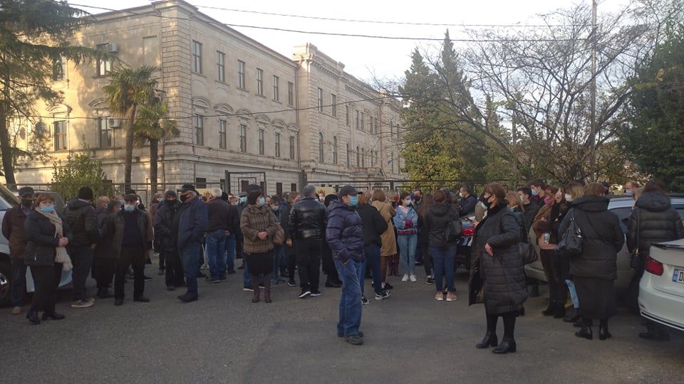 ქუთაისში სააპელაციო სასამართლოსთან მოქალაქეების აქცია გაიმართა