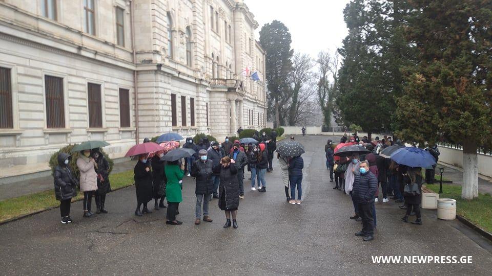 ბიზნესპარტნიორის მკვლელობაში ბრალდებული ალექსანდრე ტოგონიძის ახლობლებმა სასამართლოსთან აქცია გამართეს