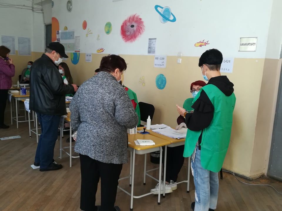 125-ე უბანზე ბიულეტები ამომრჩეველს ხელმოწერის გარეშე გადასცეს – დამკვირვებელი