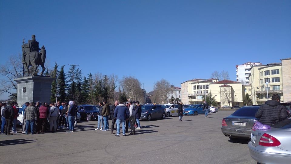საწვავზე გაზრდილი ფასები ქუთაისში მორიგი აქციით გააპროტესტეს