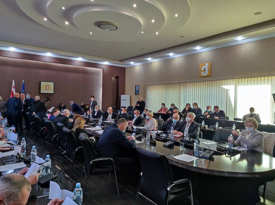 ქუთაისის საკრებულოს უფლებამოსილების შეწყეტის განცხადებით ორმა დეპუტატმა მიმართა