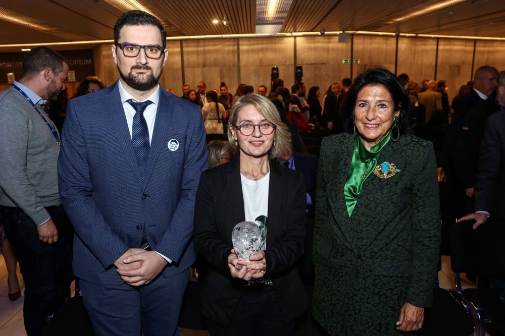 ვულოცავ მზია ამაღლობელს, პრაღის ფორუმის საერთაშორისო ჯილდოს – სალომე ზურაბიშვილი