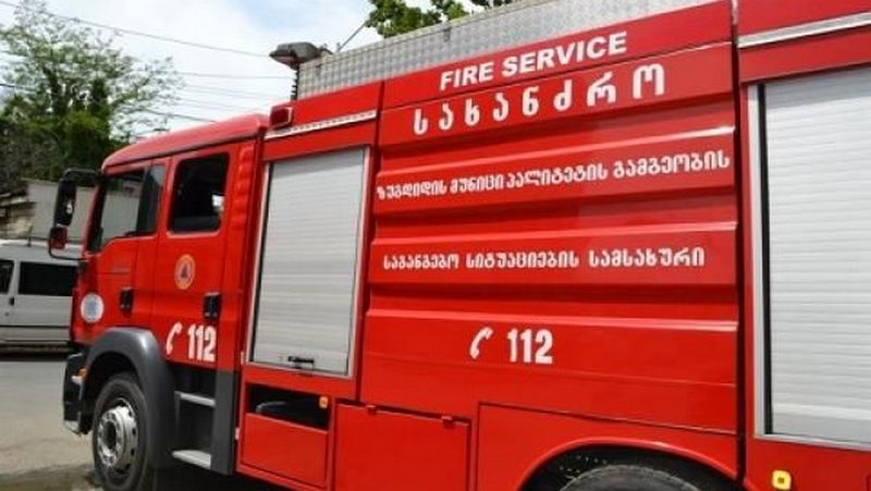 ქუთაისში, სამტრედიის ხიდის მიმდებარე ტერიტორიაზე ხანძარია