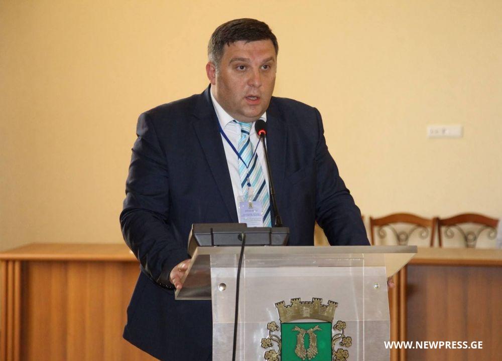 ქუთაისელი ქალბატონი ქალაქის მერს ლექსს უძღვნის