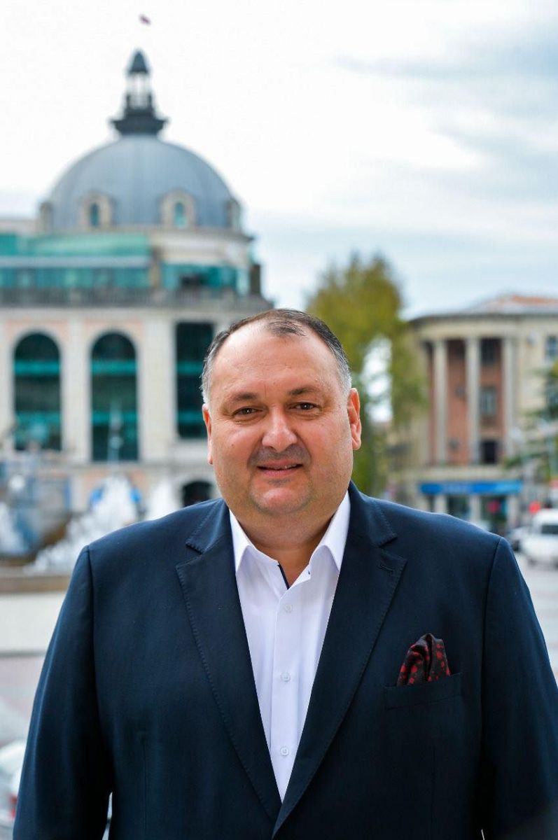 იოსებ ხახალეიშვილი – მინდა, ბატონ პაატა ბურჭულაძეს მივმართო, არ შეფერის თქვენი დონის ხელოვანს ასეთი იაფფასიანი ტრიუკები, იმიჯს ნუ შეილახავთ