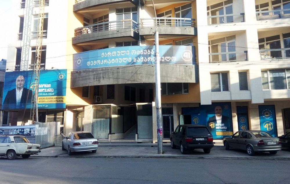 “რამდენჯერმე ჩვენი ბანერები დააზიანეს და ახლა ფოტოების პირუკუ დაკიდება მოიფიქრეს”