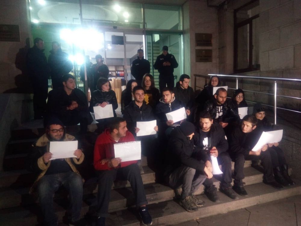 “სუფთა ხელებით და სუფთა წარსულით” – აქცია ქუთაისის მერიასთან