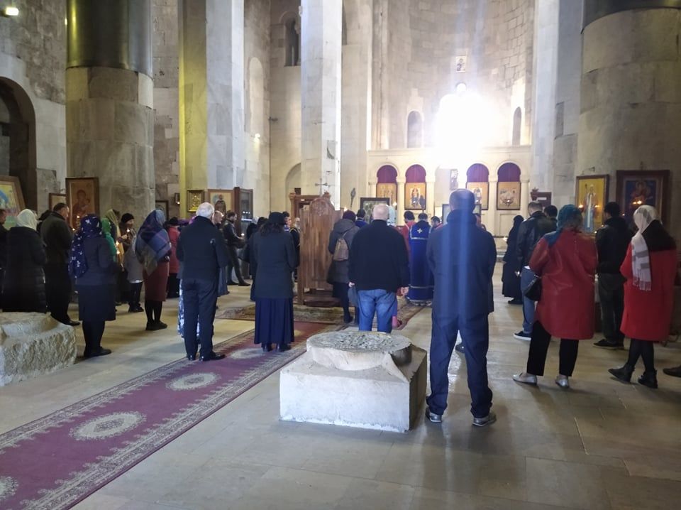 ბაგრატის საკათედრო ტაძარში საკვირაო წირვა-ლოცვა მიმდინარეობს