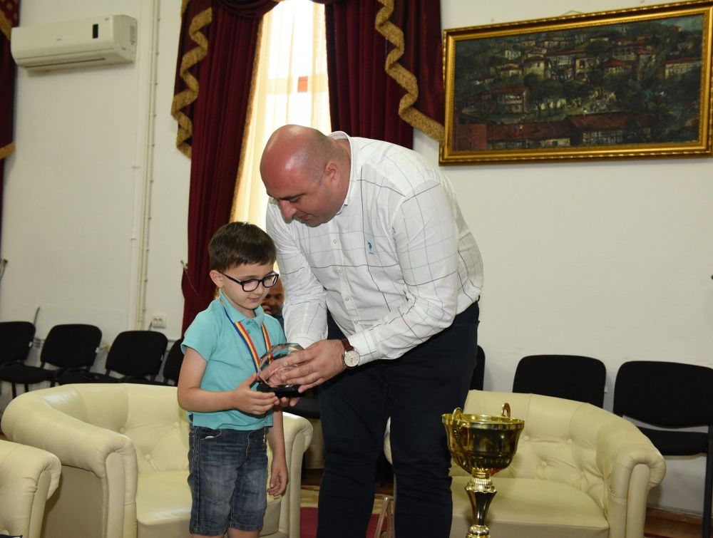 ქუთაისის მერი წარმატებულ მოჭადრაკეებს  დავით თათვიძეს და ანასტასია კირთაძეს შეხვდა