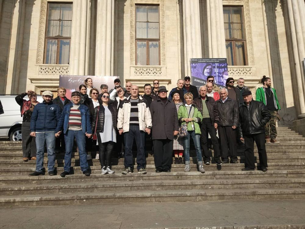 სოლიდარობა ვაჟა გაფრინდაშვილს- ქუთაისის მესხიშვილის თეატრმა  აქცია გამართა