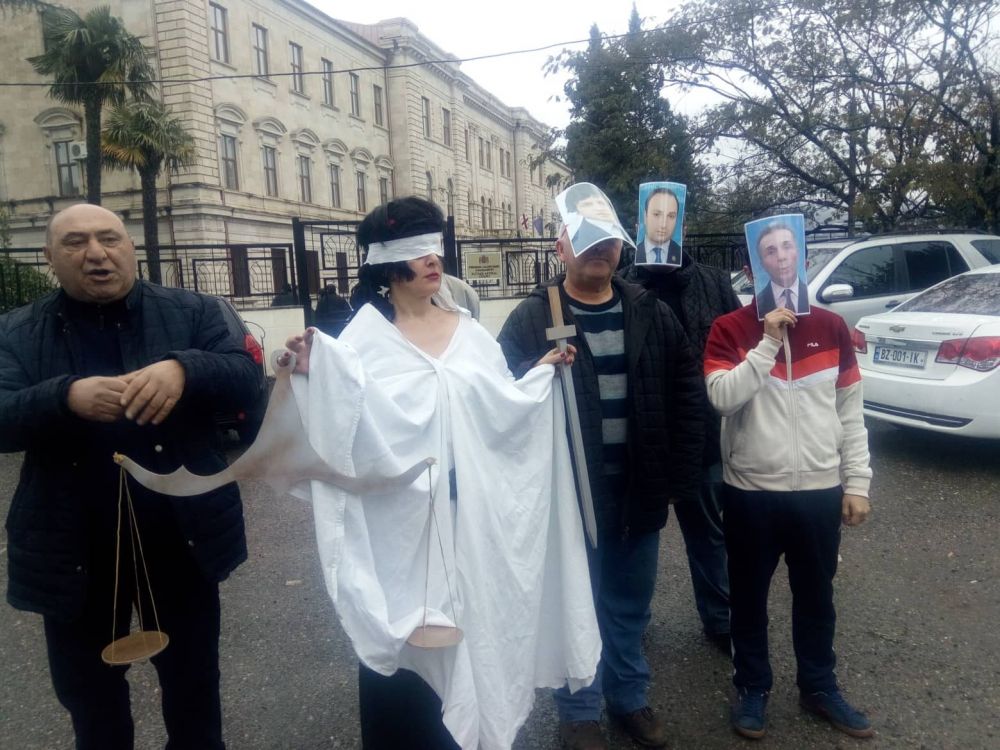 ქუთაისში თემიდას მანტია შემოახიეს – პერფორმანსით მოსამართლეების უვადოდ დანიშვნას ეხმიანებიან