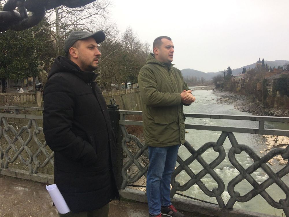 “ეს ადგილი ამოღებულია ტურისტული მარშრუტიდან” – ანტისანიტარია რიონის სანაპიროზე  [PHOTO]