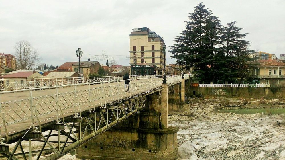 თეთრი ხიდზე შუშისაგან იმიტირებული თეთრი ქვები განთავსება