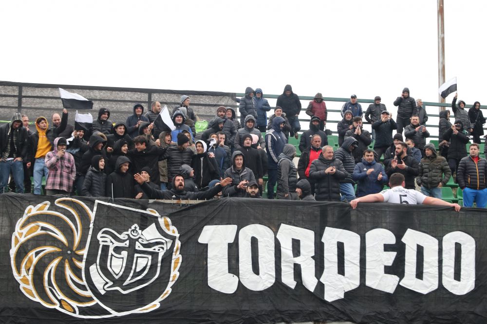“ტორპედოს” გულშემატკივრებმა ცარიელ სტადიონზე აქცია-პერფორმანსი გამართეს