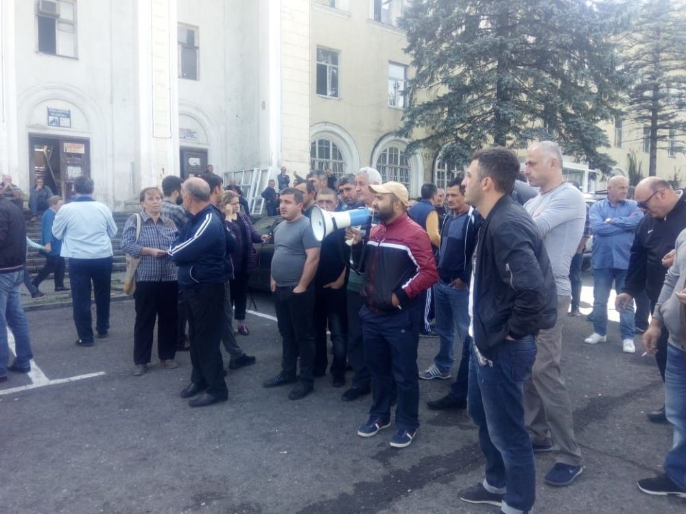 ტყიბულში გაფიცულმა მეშახტეებმა ქალაქის მერიის წინ გადაინაცვლეს