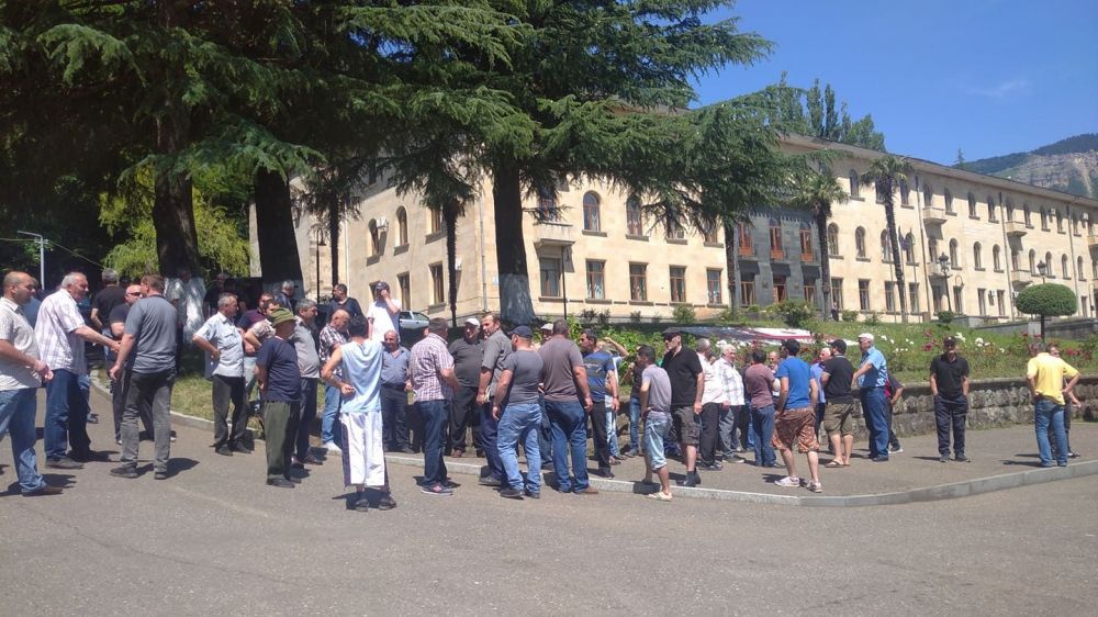 ჩვენ სიცოცხლეს საფრთხე ემუქრება! – ტყიბულის მერიის წინ გაფიცული მეშახტეები შეიკრიბენ