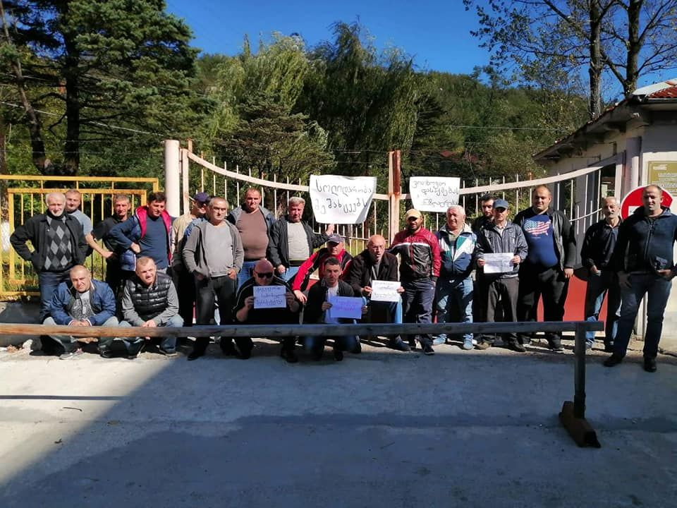 მინდელის შახტთან შეკრებული მეშახტეები გაფიცულ მუშებს მხარდაჭერას უცხადებენ