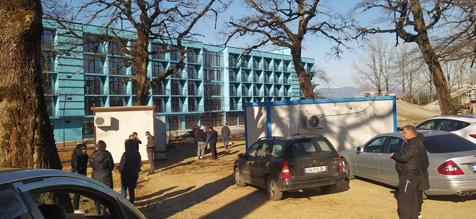 ქუთაისის საერთაშორისო უნივერსიტეტში დასაქმებულები 2 თვის მიუღებელ ხელფასებს ითხოვენ