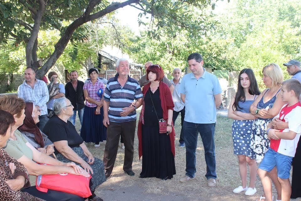 “დღეს სახელმწიფო თითოეული თქვენგანის გვერდით დგას ” (R)
