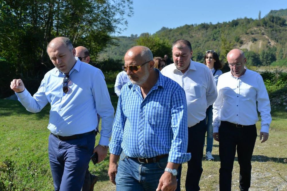 ვანისა და ხონის გაერთიანებული ოლქის მაჟორიტარი დეპუტატობის კანდიდატი მოსახლეობას ხვდება (R)