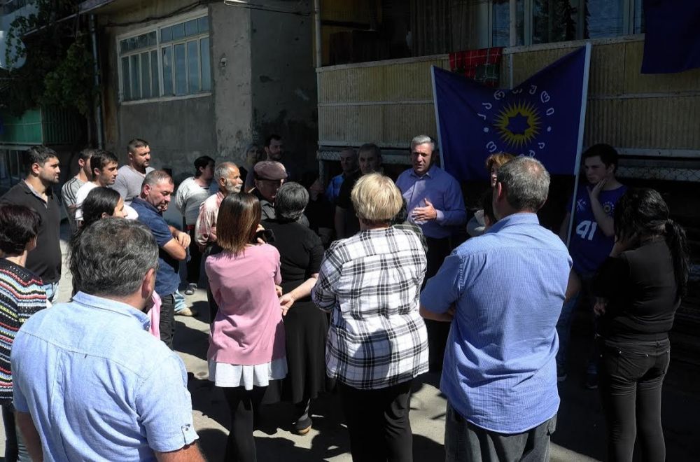 “ჩვენ ვართ თქვენს მიერ დაქირავებული ადამიანები და გვაქვს ვალდებულება ეს პრობლემები მოვაგვაროთ” (R)