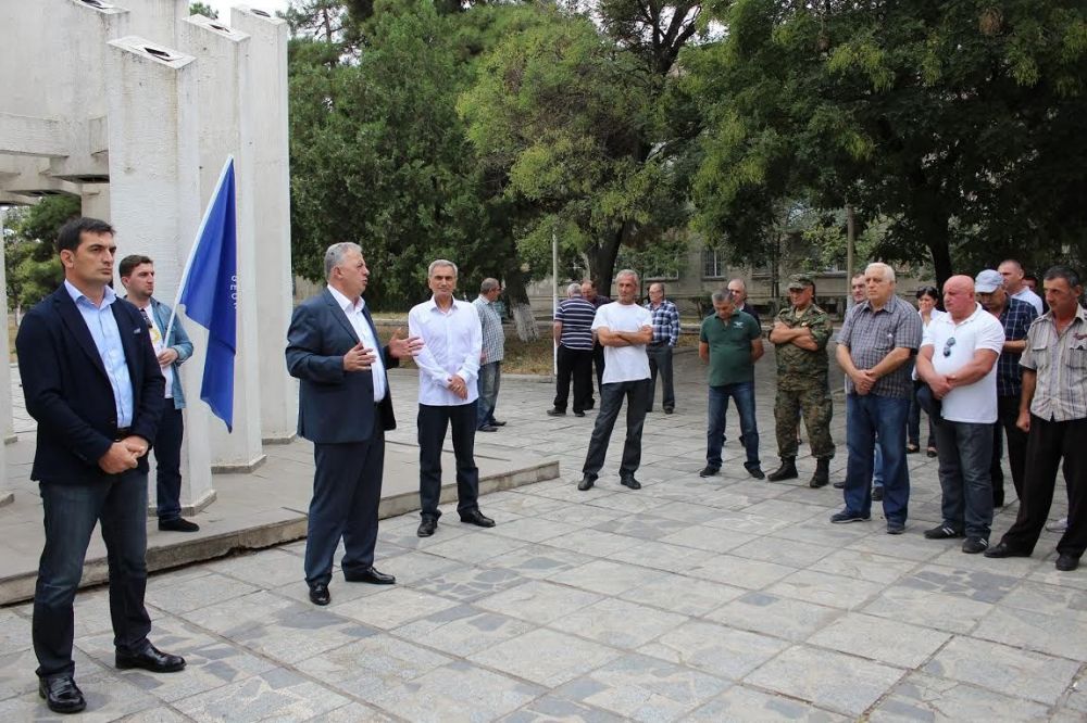 რუსთავის მაჟორიტარობის კანდიდატები ომის ვეტერანებსა და ომში დაღუპულთა ოჯახის წევრებს შეხვდნენ(R)