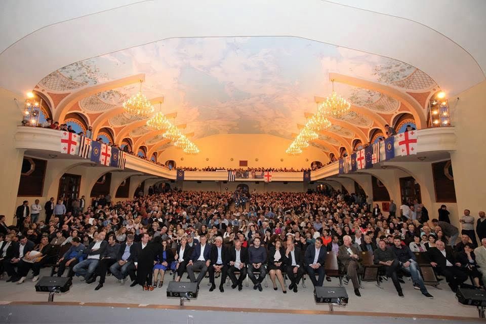 ბათუმის საზაფხულო თეატრში „ქართული-ოცნების“ მხარდამჭერების შეხვედრა გაიმართა (R)