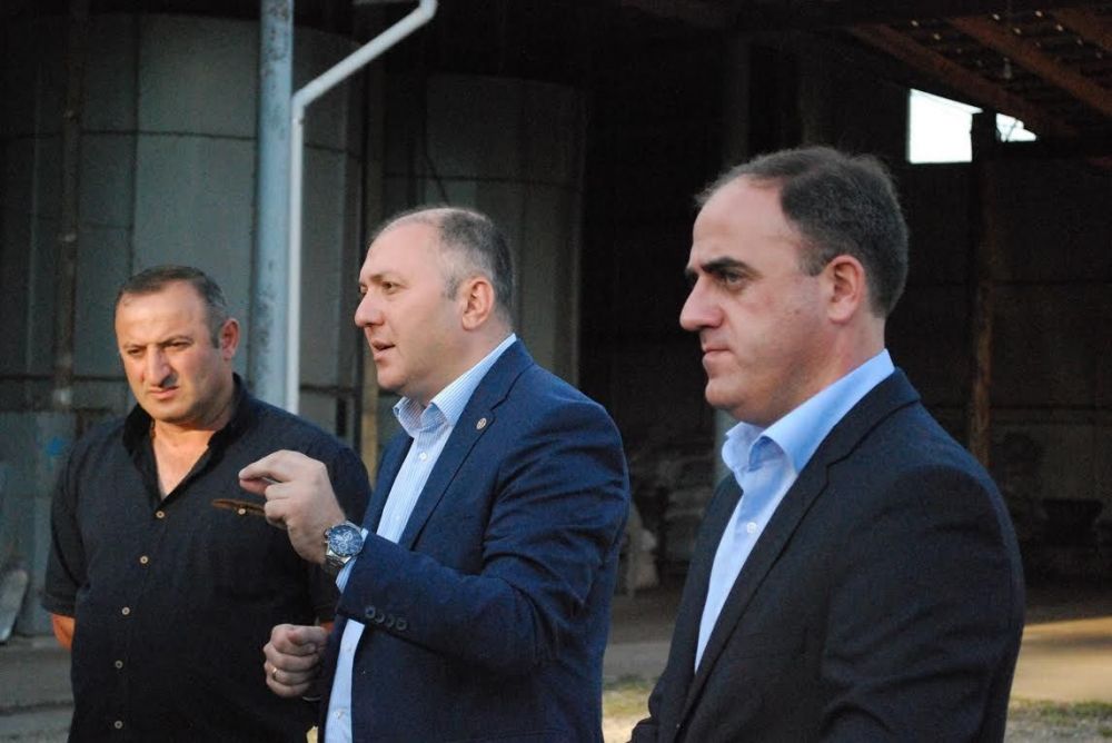 „მოვუწოდებ ჩემს კონკურენტებს, რომ  ნუ შეყავთ ამომრჩეველი შეცდომაში ”  (R)