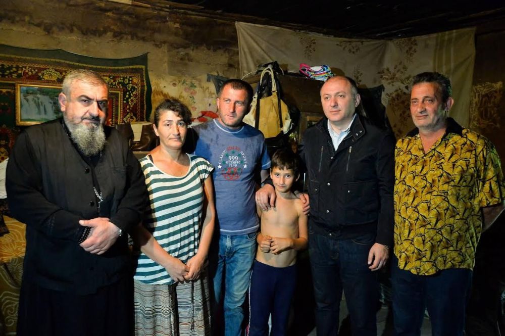 გრიგოლ ლილუაშვილი სოფელ ბაგინეთში სოციალურად დაუცველი ოჯახის პრობლემებით დაინტერესდა (R)