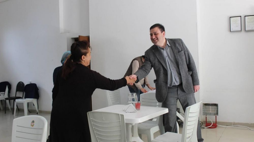 ლევან კობერიძე ნონეშვილის ქუჩაზე მდებარე უფასო სასადილოს ესტუმრა (R)