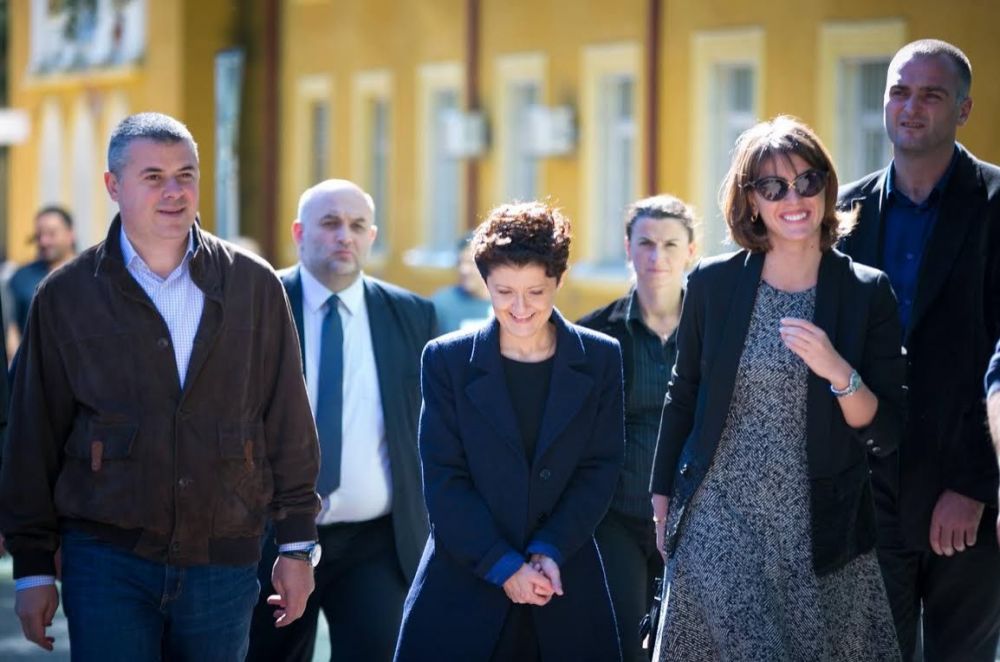 ,ჩვენ საქართველო განვითარების სწორ გზაზე დავაყენეთ” (R)
