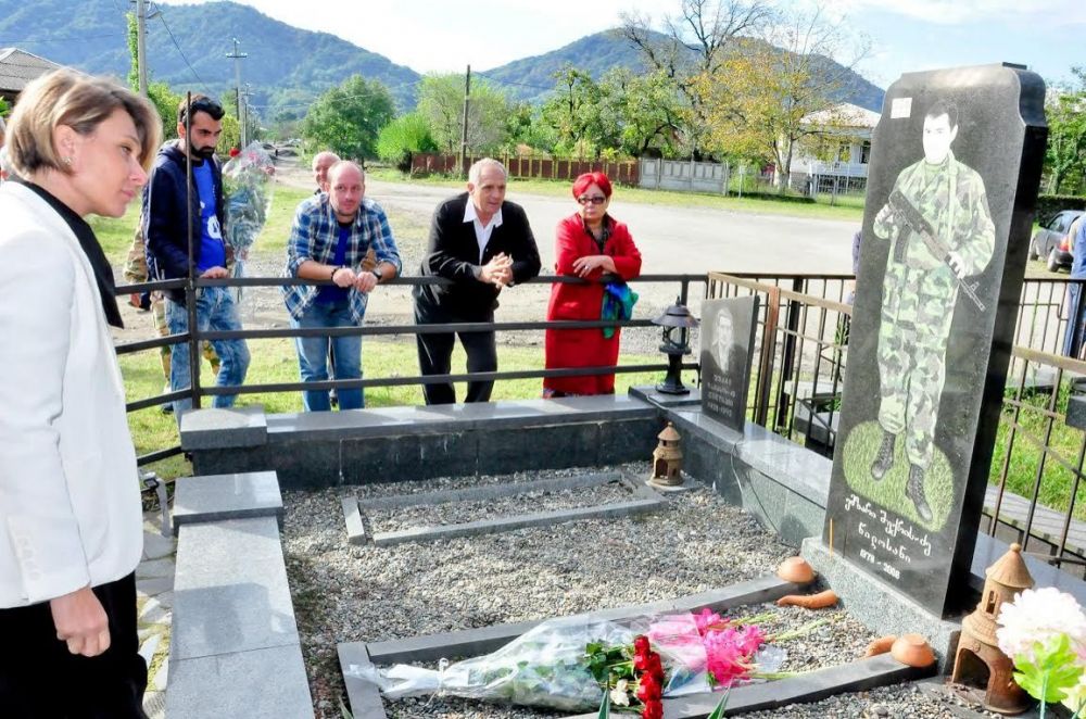 „ისინი ჩვენი გმირები არიან, მათ საკუთარი სიცოცხლის ფასად დაიცვეს სამშობლო” (R)