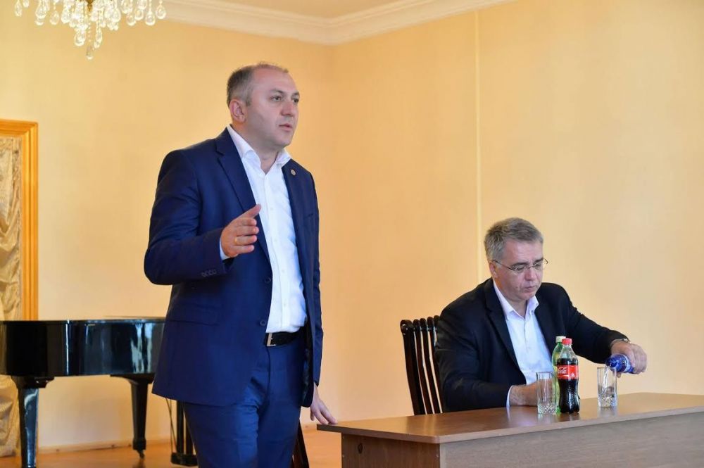 “ჩვენ არ ვაპირებთ საყოველთაო ჯანდაცვის შეჩერებას, რადაგან ეს არის მოსახლეობის დაკვეთა” (R)