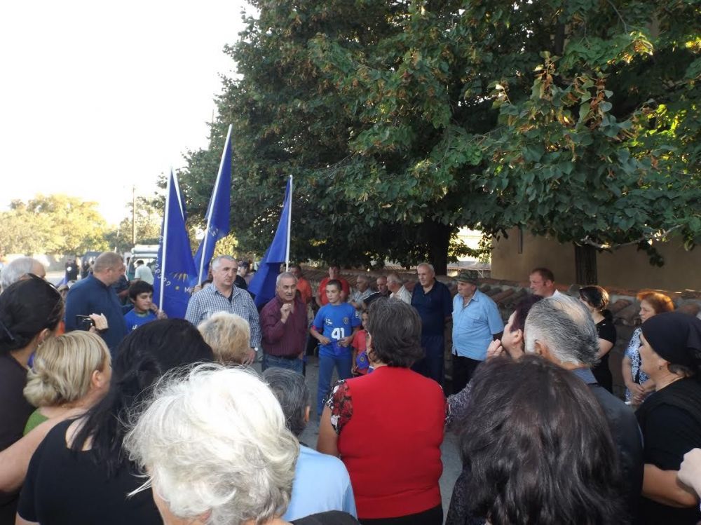 ამომრჩევლები მაჟორიტარი დეპუტატობის კანდიდატს სოფლის პრობლემების შესახებ ესაუბრნენ (R)