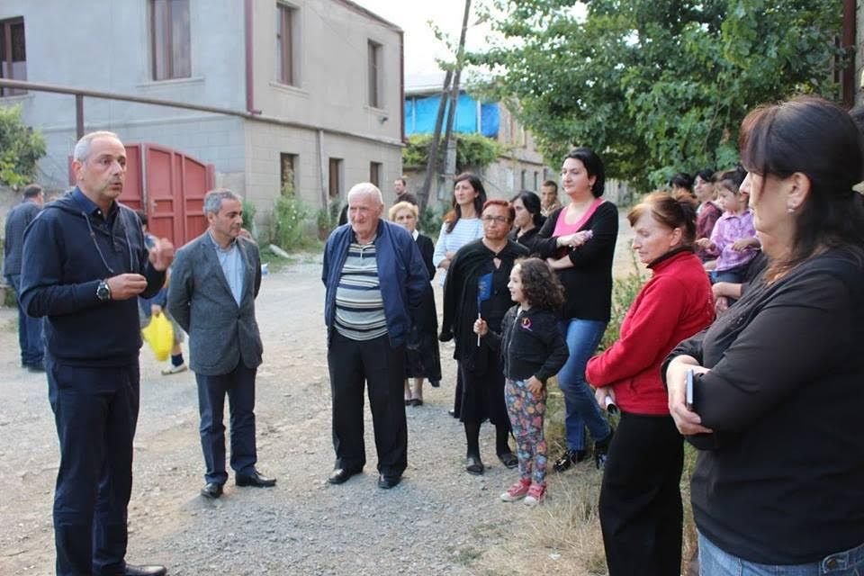 ირაკლი სესიაშვილი ამომრჩევლებს ხვდება (R)