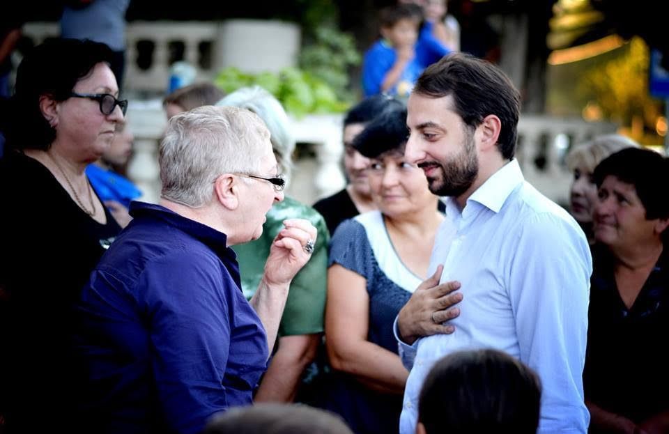 “ჩვენ შეგვიძლია გადამწყვეტი როლი ვითამაშოთ ბავშვების ცხოვრების გალამაზებასა და გაუმჯობესებაში” (R)