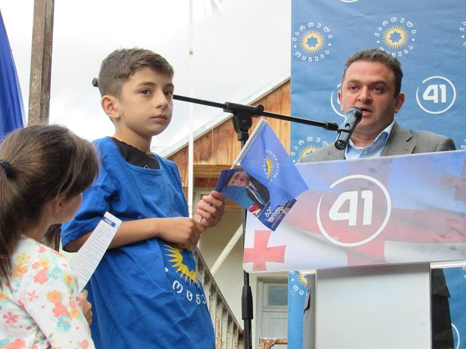 გედევან ფოფხაძე სოფლების მოსახლეობას ხდვება (R)