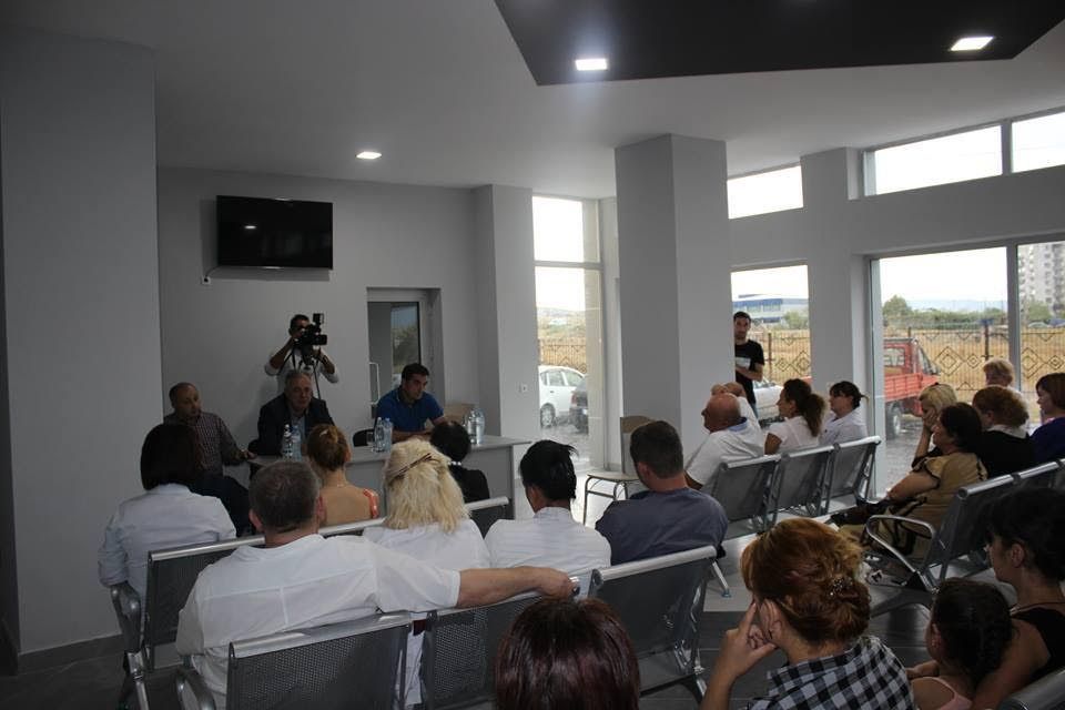 ,,ქართული ოცნების“ რუსთავის მაჟორიტარობის კანდიდატები კლინიკა „რუსთავში“ ამომრჩევლებს შეხვდნენ (R)
