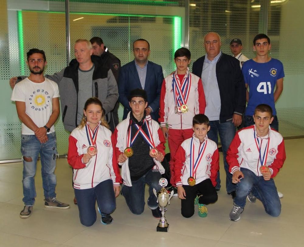 შალვა კიკნაველიძე გამარჯვებულ სპორტსმენს აეროპორტში დახვდა (R)