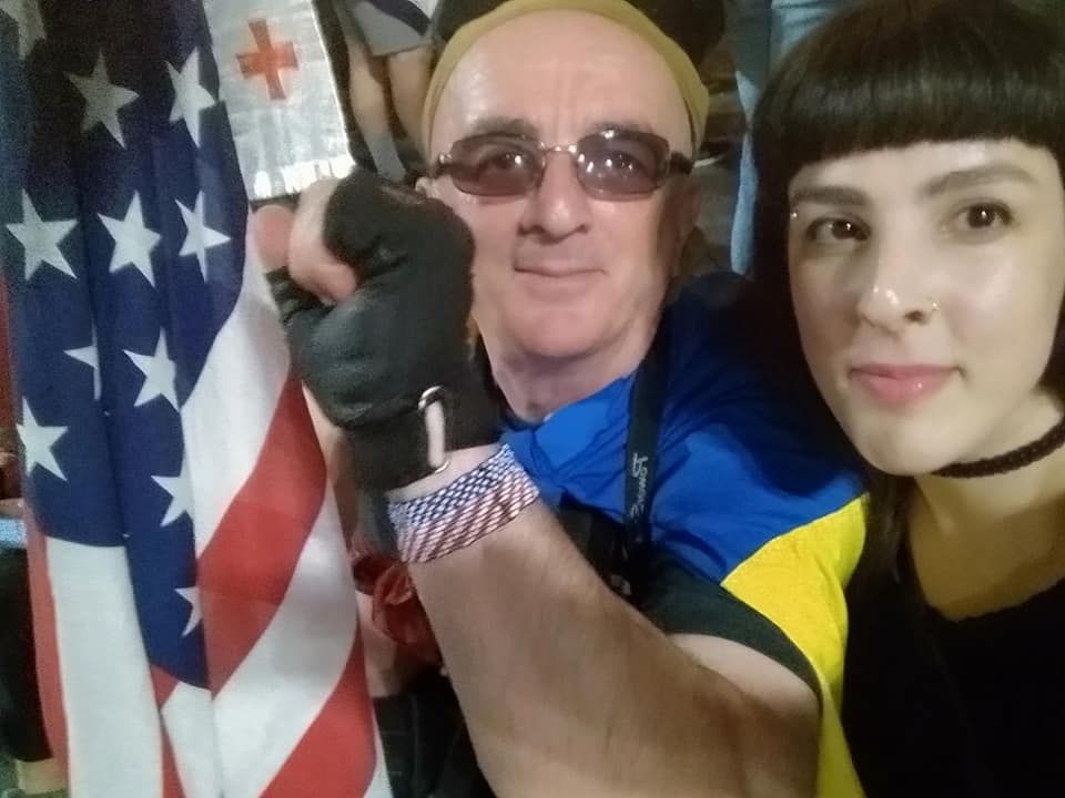 “აქ ჩემი შვილის გვერდით ვარ”- ქუთაისელი ვახო სიხარულიძე მესამე  დღეა პარლამენტის წინ შიმშილობს