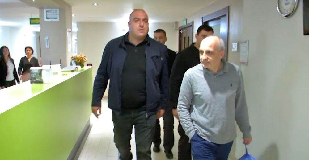 ვანო მერაბიშვილის კლინიკიდან გაყვანის კადრები გასაჯაროვდა  [VIDEO]