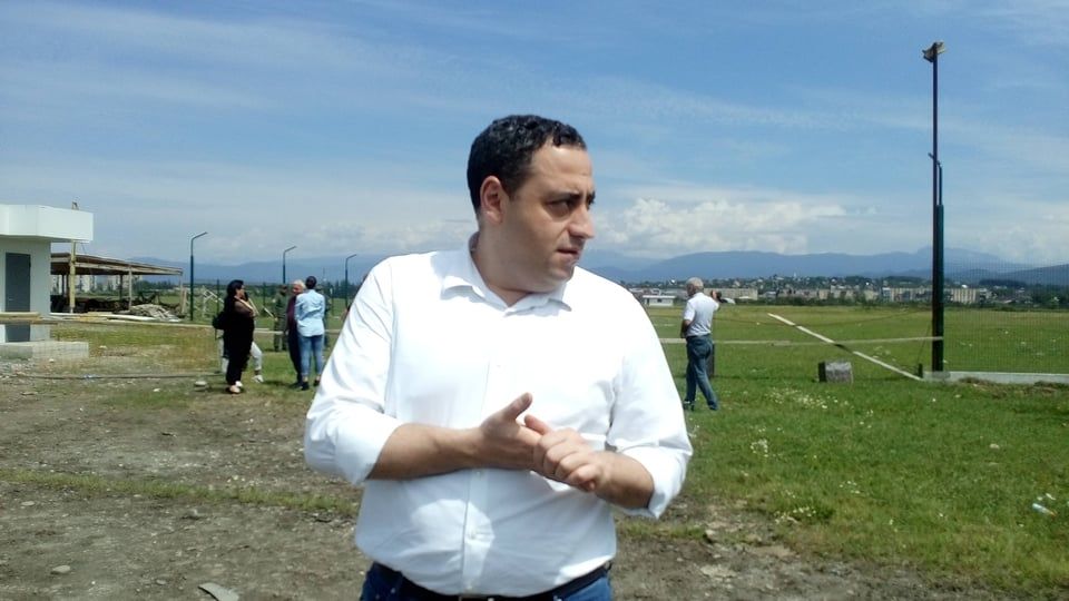 ელექტრომობილების საწარმოს ნაცვლად ცარიელი მინდორი – გიორგი ვაშაძე ხელისუფლებას სიცრუეში ამხელს