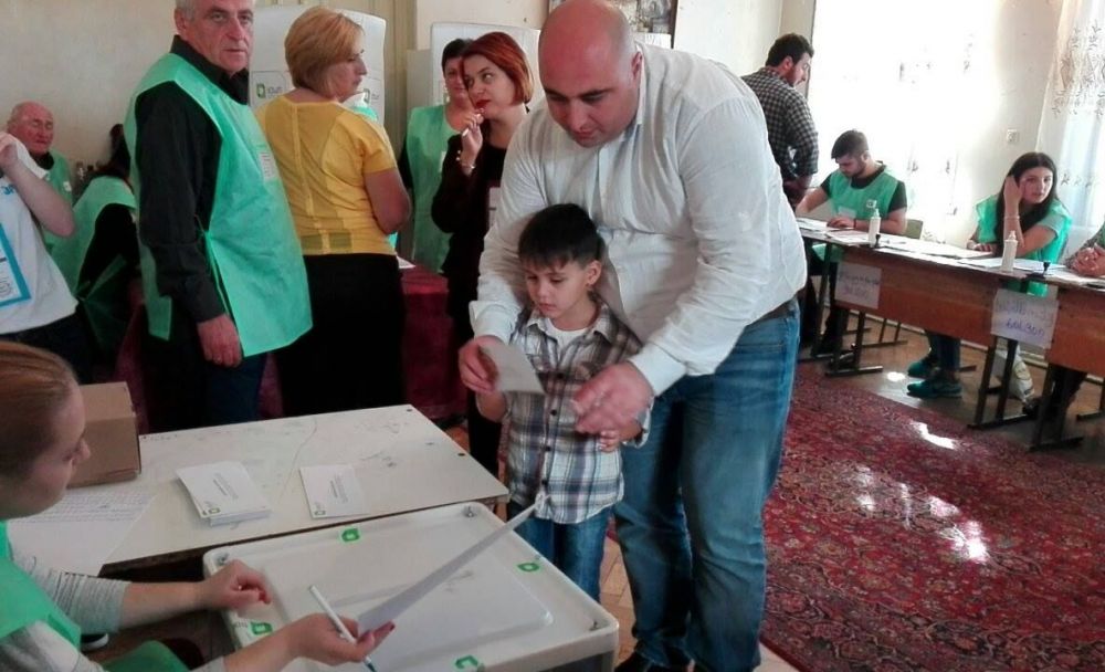 გიორგი ჭიღვარია საარჩევნო უბანზე შვილთან ერთად მივიდა