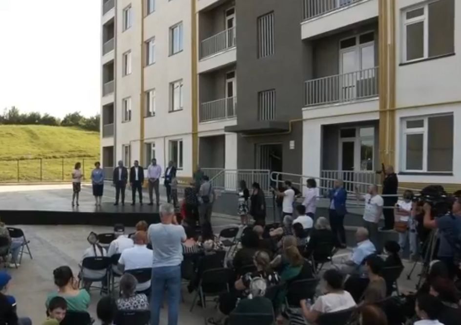 წყალტუბოში დევნილ ოჯახებს ახალაშენებულ კორპუსებში ბინები გადაეცათ