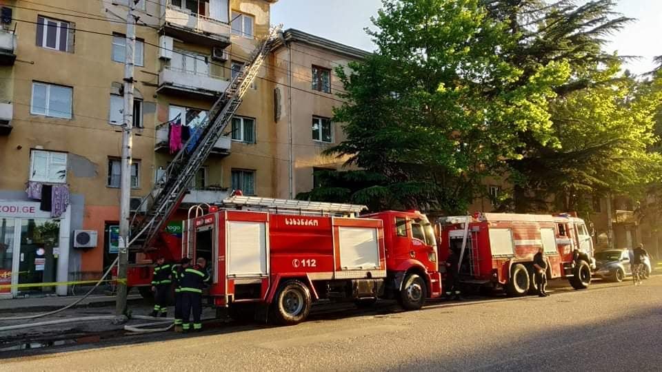 ქუთაისში, ჭავჭავაძის გამზირზე  რამდენიმე სახანძრო-სამაშველო ჯგუფი მუშაობს