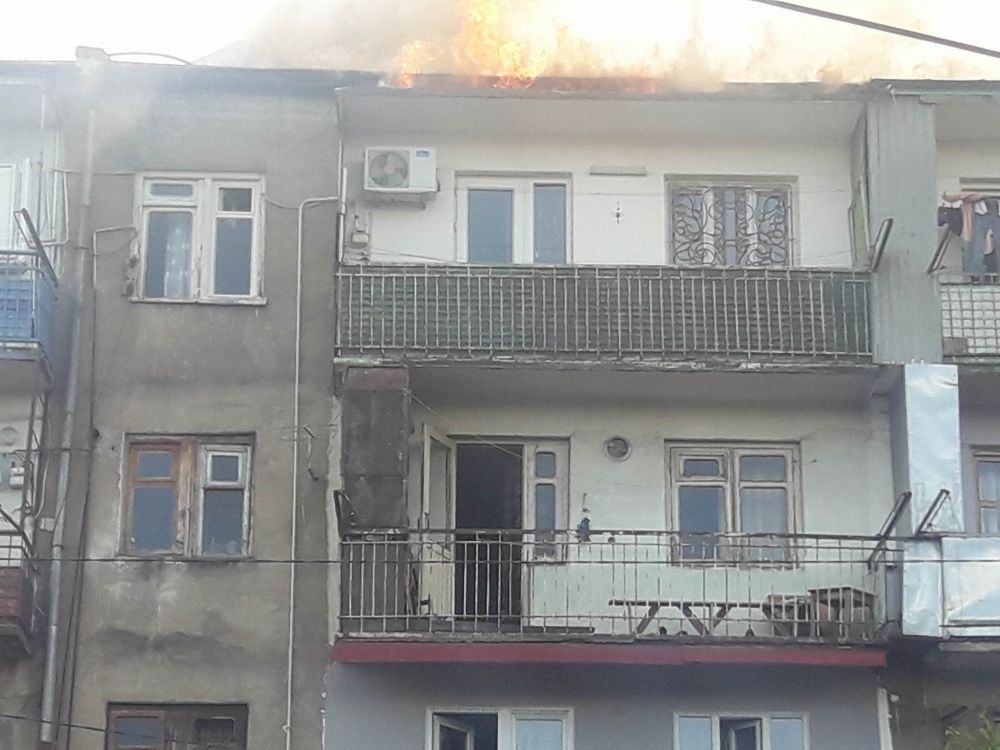 ქუთაისში საცხოვრებელ კორპუსს ცეცხლი გაუჩნდა